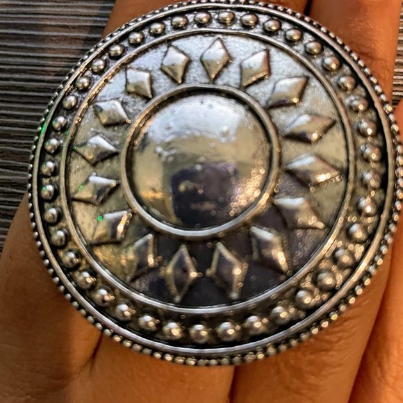 Stunning Medallion Large Ring - Picture 3 of 4